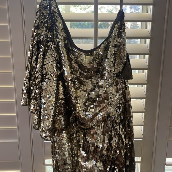 Mac duggal gown sequence and embellishments - Picture 2 of 4